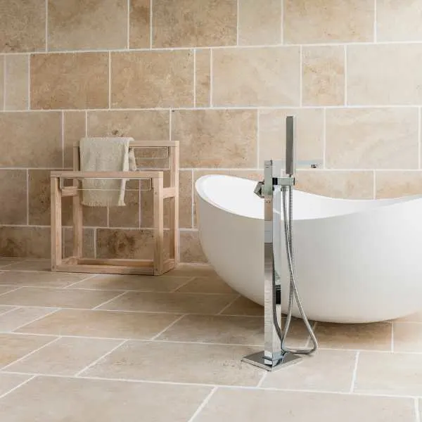 Bathroom with ceramic tiles