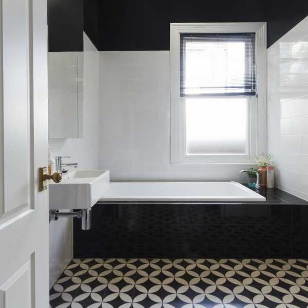 Bathroom with vinyl tiles