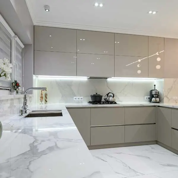 Modern kitchen with counterspalsh - the same material (marble) for countertops and backsplash.