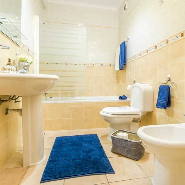 Bathroom with cobalt blue towels and rug.
