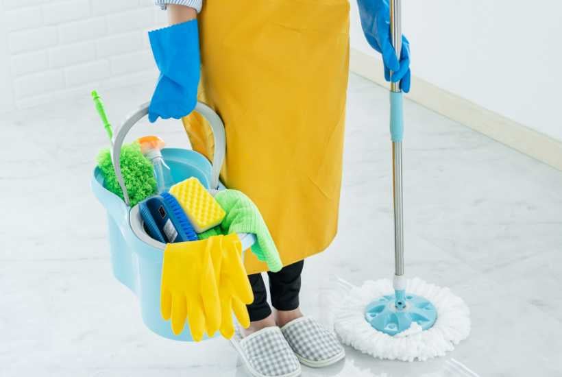 7 Day spring cleaning challenge featured image.