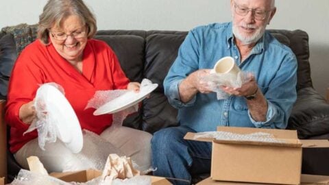 How to help elderly parents declutter featured image.