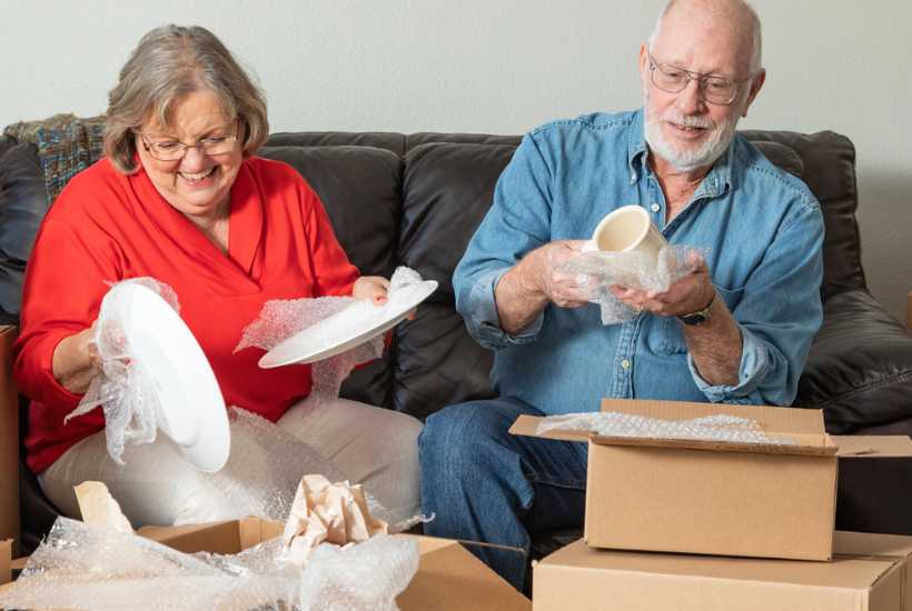 How to help elderly parents declutter featured image.